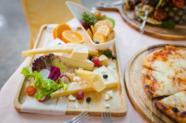 Kahvaltı masasında sağlıklı dengeli peynir, bisküvi ve taze meyve.