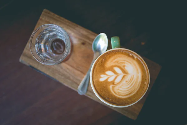 Immagine Caffè Caldo Latte Con Schiuma Arte Del Latte Tavolo — Foto Stock