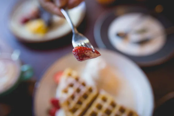 Imagem Deserto Panqueca Waffle Com Sorvete Baunilha Morango Fresco Xarope — Fotografia de Stock