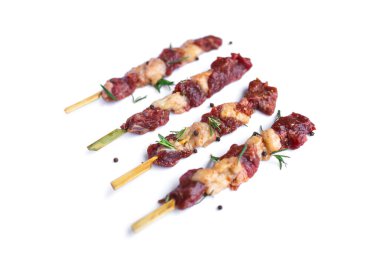 Beyaza izole edilmiş biberiye ve biberiyeli taze çiğ et. Yemek pişirme konsepti