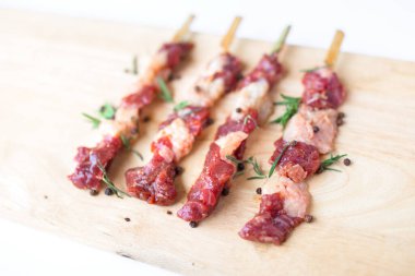 Beyaza izole edilmiş biberiye ve biberiyeli taze çiğ et. Yemek pişirme konsepti