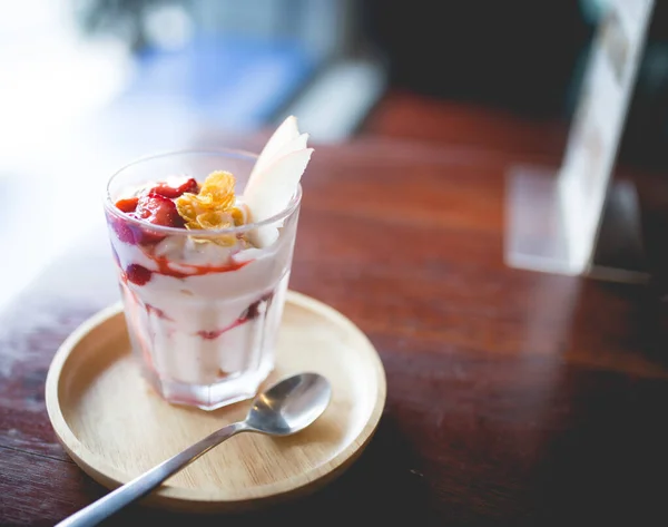 Imagen Yogur Frutas Casero Con Mermelada Fresa Manzana Conflake — Foto de Stock