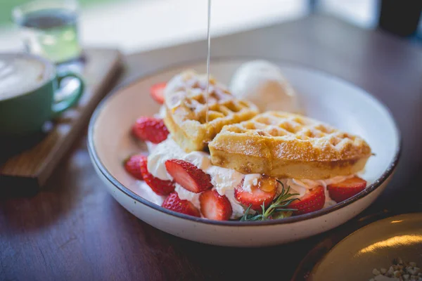 Imagem Deserto Panqueca Waffle Com Sorvete Baunilha Morango Fresco Xarope — Fotografia de Stock