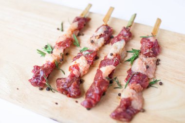 Beyaza izole edilmiş biberiye ve biberiyeli taze çiğ et. Yemek pişirme konsepti