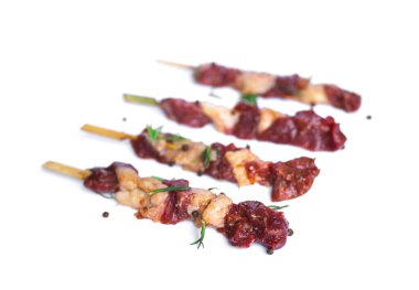 Beyaza izole edilmiş biberiye ve biberiyeli taze çiğ et. Yemek pişirme konsepti