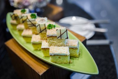 Lokantada tatlı olarak tereyağlı vanilyalı kek resmi.