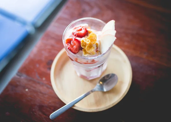 Imagen Yogur Frutas Casero Con Mermelada Fresa Manzana Conflake — Foto de Stock