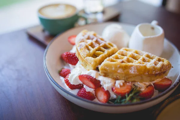 Picture Waffle Pancake Desert Vanilla Ice Cream Fresh Strawberry Honey — Stock Photo, Image