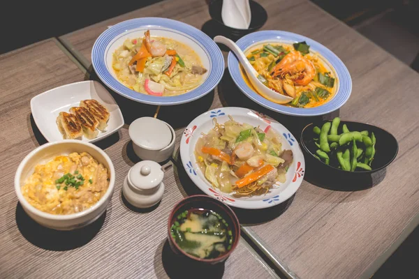 うどんと餃子の日本食 地元のレストランでの日本食の写真 — ストック写真
