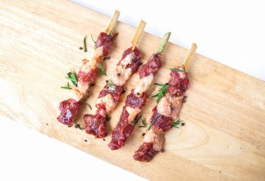 Beyaza izole edilmiş biberiye ve biberiyeli taze çiğ et. Yemek pişirme konsepti