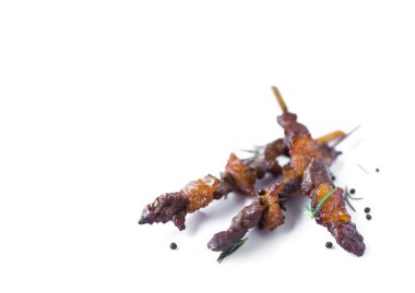 Biberiye ve biberiyeli ızgara et beyaz arka planda izole edilmiş.