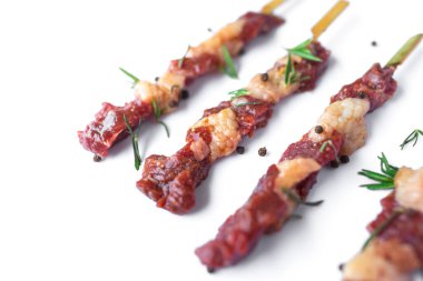 Beyaza izole edilmiş biberiye ve biberiyeli taze çiğ et. Yemek pişirme konsepti