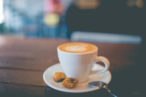 Εικόνα Του Καφέ Latte Ζεστό Αφρό Τέχνης Γάλα Ένα Ξύλινο — Φωτογραφία Αρχείου