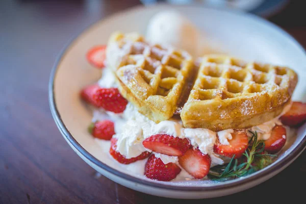 Picture Waffle Pancake Desert Vanilla Ice Cream Fresh Strawberry Honey — Stock Photo, Image