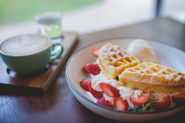 Imagem Deserto Panqueca Waffle Com Sorvete Baunilha Morango Fresco Xarope — Fotografia de Stock