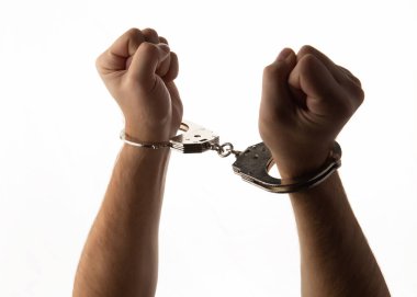 Kelepçeli eller beyaz arkaplanda izole edilmiş..