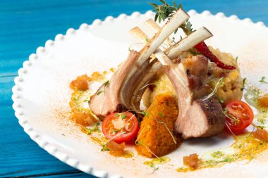 Tabakta kuzu askısı. Mavi ahşap arka planda. Seçici odak