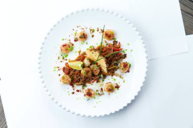 Tabakta sebzeli deniz tarağı. Beyaz arka planda izole edilmiş. Seçici odak