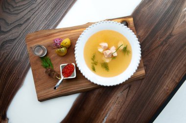 Geleneksel balık çorbası. Tabakta. Ahşap bir arka planda. Seçici odak.