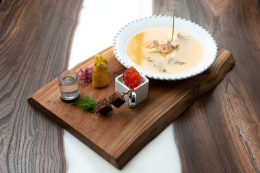 Geleneksel balık çorbası. Tabakta. Ahşap bir arka planda. Seçici odak.