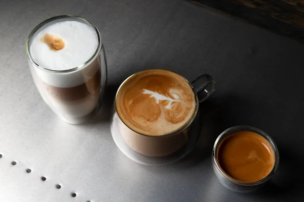 Trois Tasses Café Latte Cappuccino Espresso Sur Fond Métallique Concentration — Photo