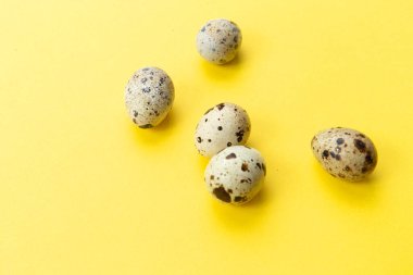 Sarı arka planda birkaç bıldırcın yumurtası. Seçici odak.