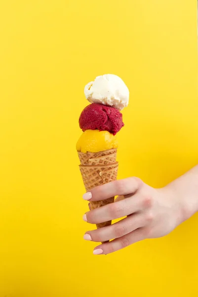 Mano Sostiene Una Taza Waffle Con Tres Bolas Helado Sobre —  Fotos de Stock