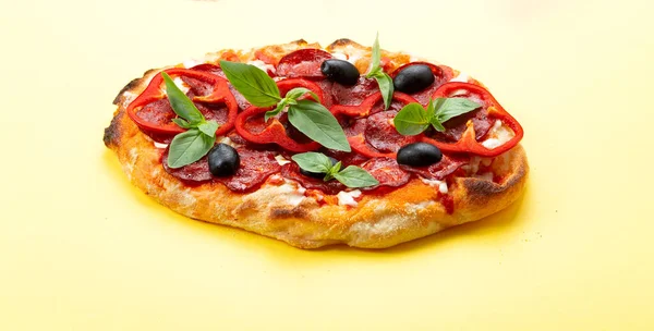 Römische Pizza Mit Pfefferoni Und Oliven Auf Gelbem Hintergrund — Stockfoto