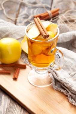 Elma ve tarçınlı içecek. Tahta bir masada. Seçici odak.