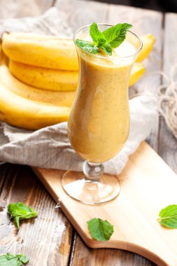 Muzlu smoothie. Tahta bir masada. Seçici odak.