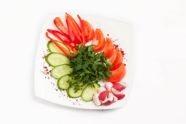 Tabakta dilimlenmiş sebze. Beyaz arkaplanda izole.