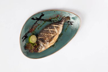 Dorado tabakta ızgara yaptı. Beyaz arka planda. Yukarıdan görüntüle.