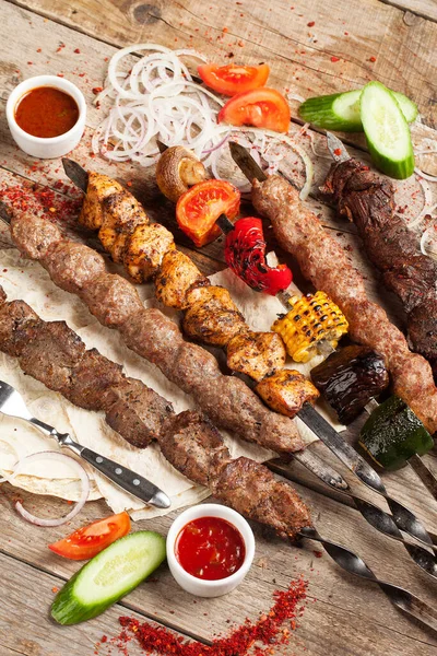 Şiş kebap çeşitleri. Tahta bir masada. Yukarıdan görüntüle.