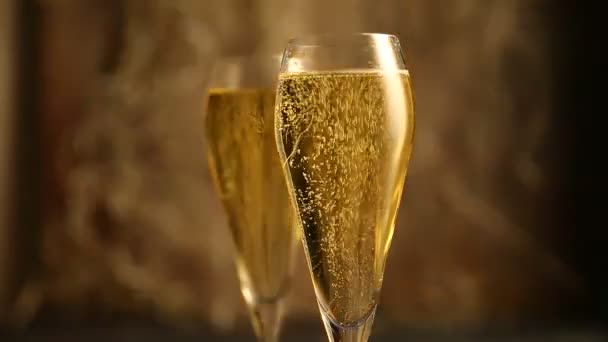 Бульбашки Окулярах Шампанським Тлі Світла Вибірковий Фокус — стокове відео