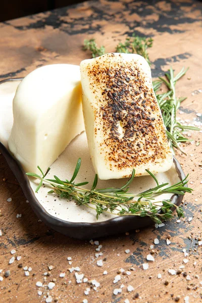 Una Cabeza Queso Cortada Por Mitad Con Una Corteza Tostada — Foto de Stock