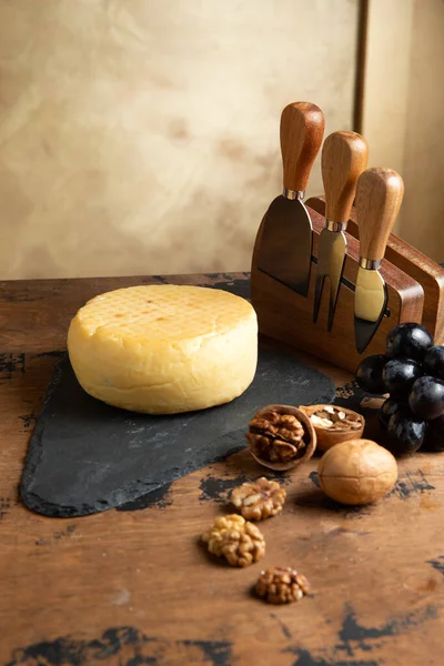 Una Pequeña Cabeza Queso Una Mesa Madera Enfoque Selectivo —  Fotos de Stock