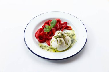 Buratto peyniri ve kurutulmuş domates. Beyaz arka planda. Seçici odak.