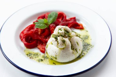 Buratto peyniri ve kurutulmuş domates. Beyaz arka planda. Seçici odak.