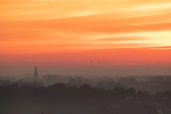 Hollanda kırsalında gün doğumu ve sis
