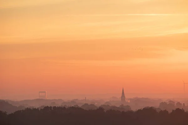 Gündoğumunun ve sislerin altın renkleri