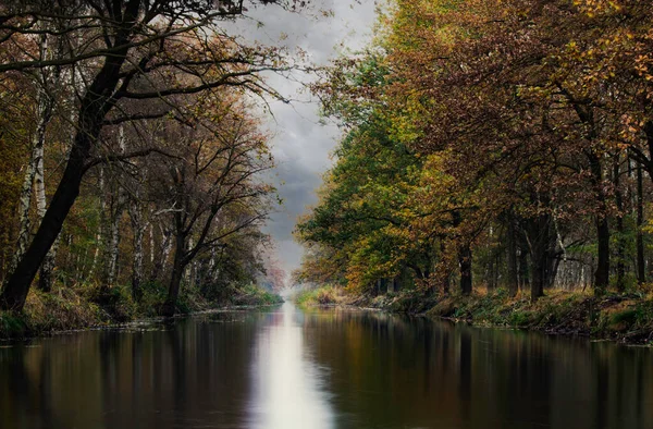 Hollanda 'da sonbahar günü Van Deurne Kanalı manzarası