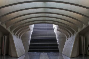Mükemmel çizgiler, istasyonun lobisindeki merdivenler.