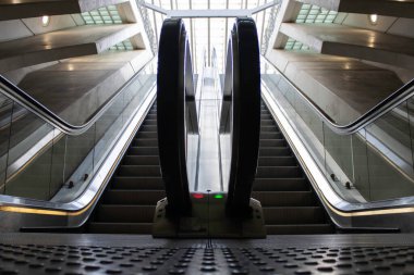 Mükemmel hatlar, istasyonun lobisinde yürüyen merdiven.