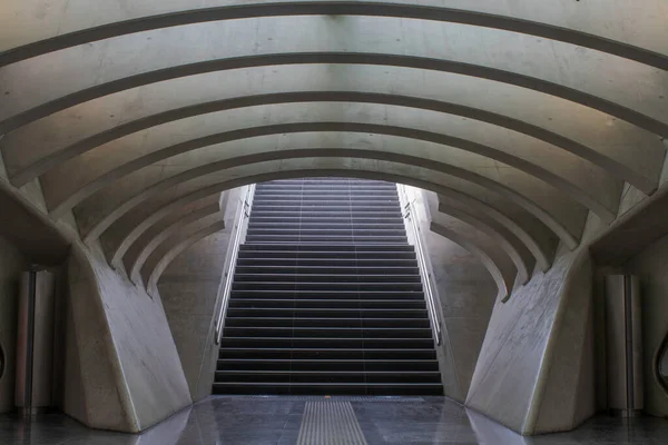 Mükemmel çizgiler, istasyonun lobisindeki merdivenler.