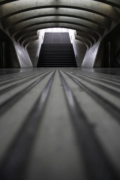 Mükemmel çizgiler, istasyonun lobisindeki merdivenler.