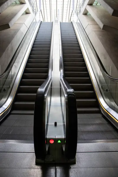 Mükemmel hatlar, istasyonun lobisinde yürüyen merdiven.