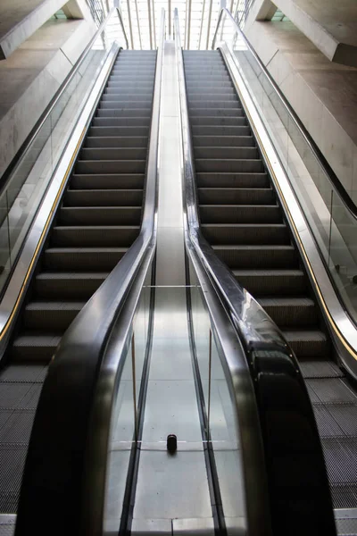 Mükemmel hatlar, istasyonun lobisinde yürüyen merdiven.