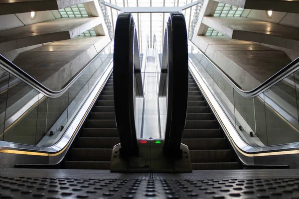 Mükemmel hatlar, istasyonun lobisinde yürüyen merdiven.