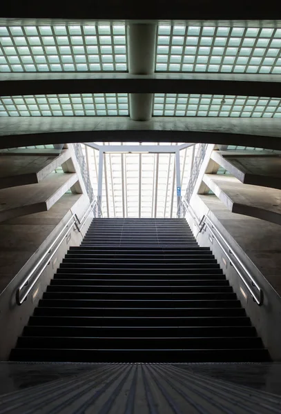 Tren istasyonunun koridorlarından birinde merdiven var.