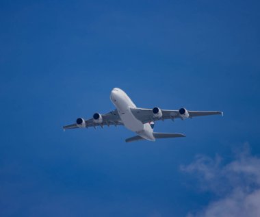 Alçak irtifada uçan uçak